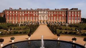 sightseeing-attractions-hampton-court-palace